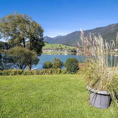 Lakeside Holiday On Lake With Garden 度假居